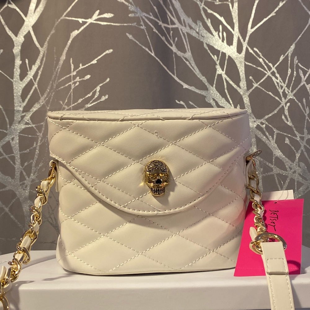 BNWT Betsey Johnson White Skull Crossbody Xoviola Bag
